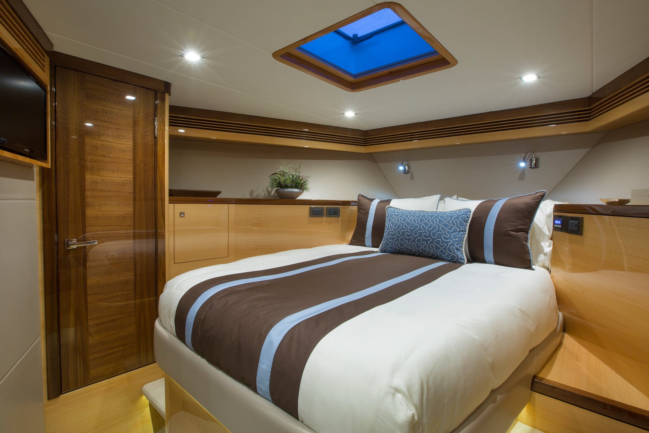 87' Outer Reef Ti Punch VIP Stateroom