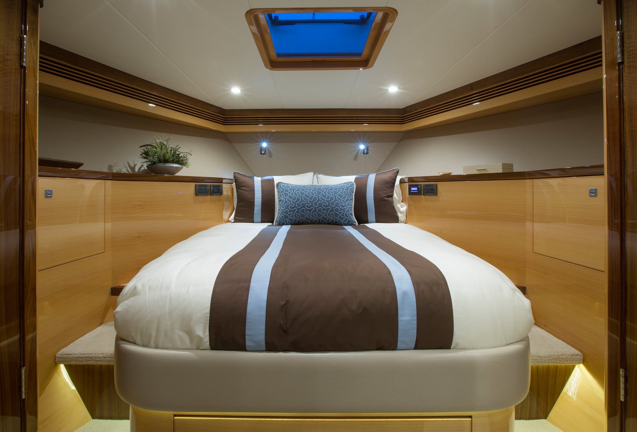 87' Outer Reef Ti Punch VIP Stateroom