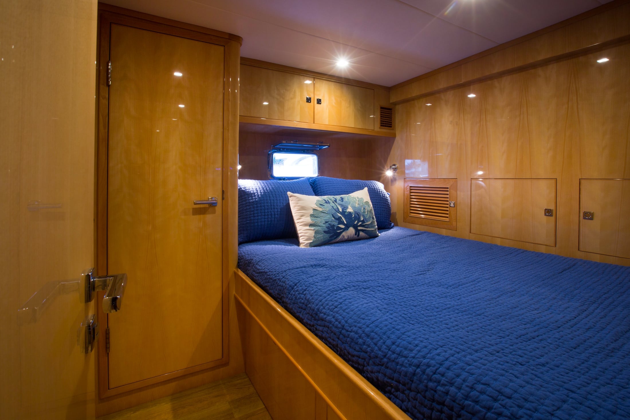 87' Outer Reef Ti Punch Captain's Cabin