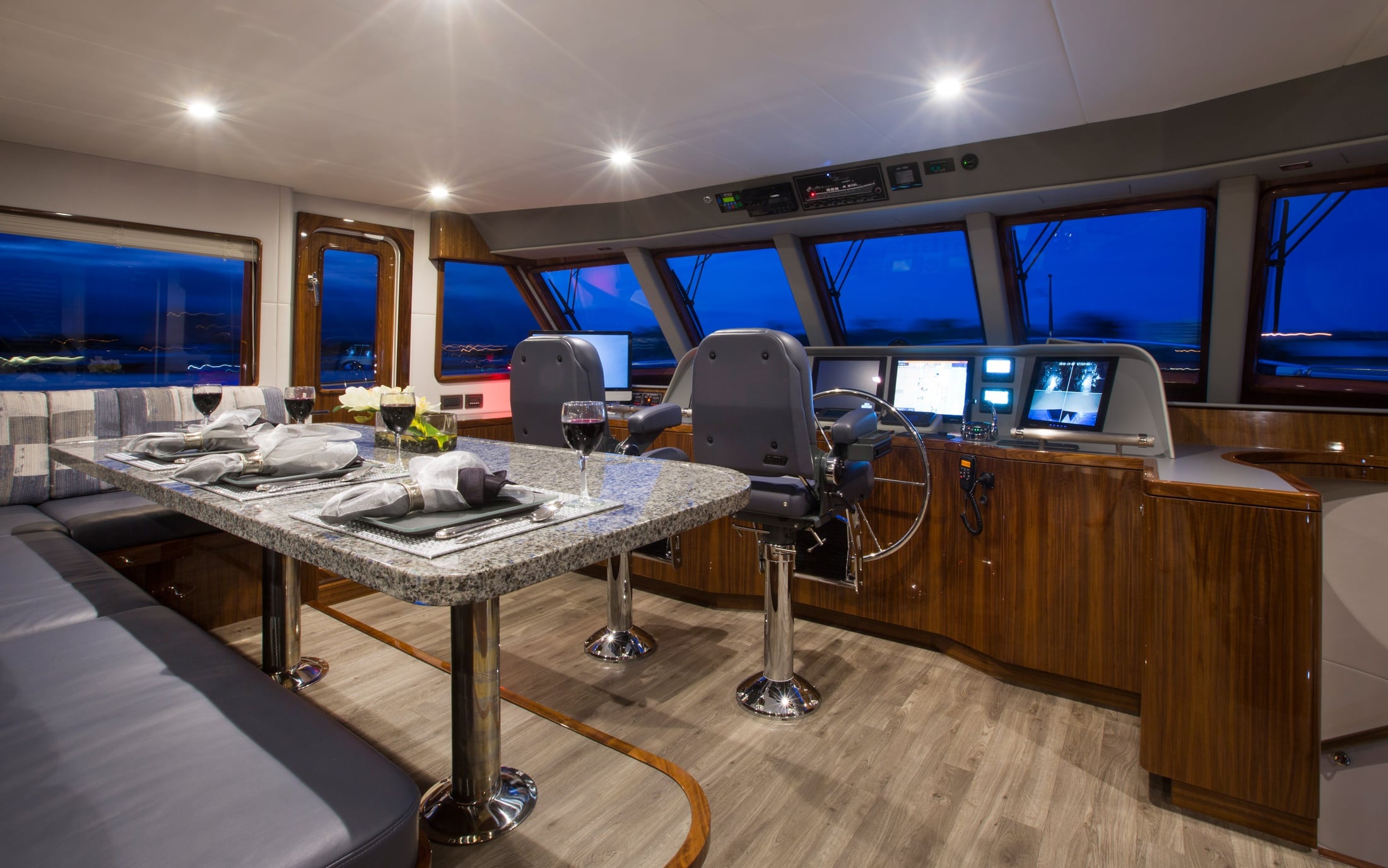 87' Outer Reef Ti Punch Dinette & Pilot House