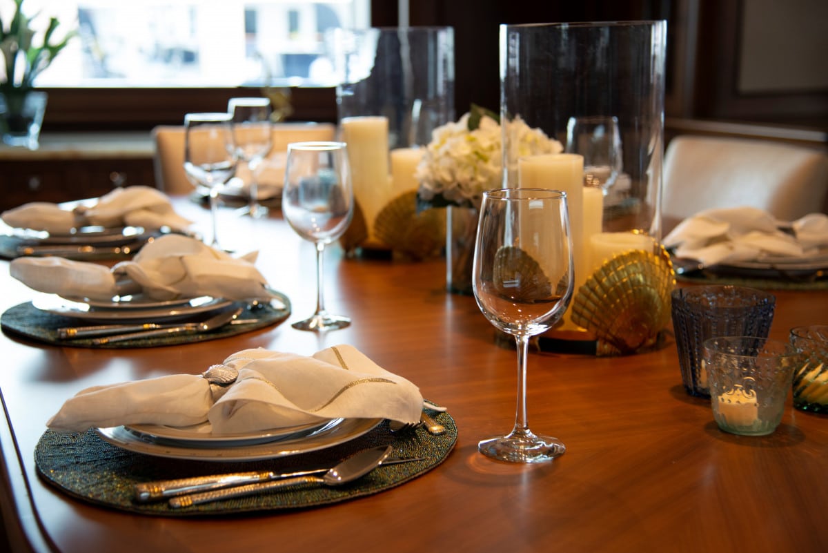 150′ Hakvoort Motoryacht Cracker Bay Dining Table Details
