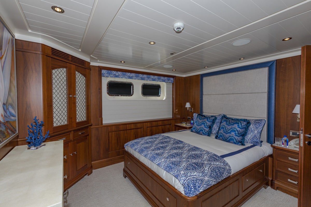 150′ Hakvoort Motoryacht Cracker Bay Guest Stateroom