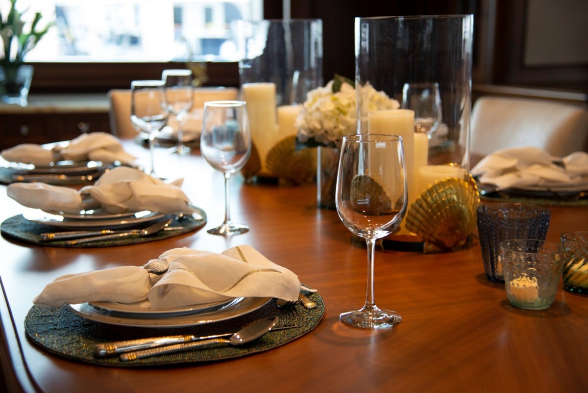 150' Hakvoort Motoryacht Cracker Bay Dining Table Details