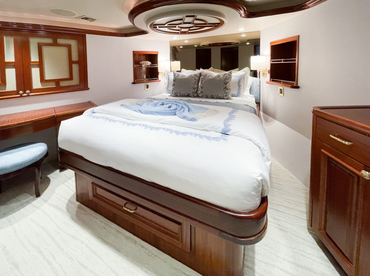 112′ Westport Yacht Wild Kingdom VIP Stateroom